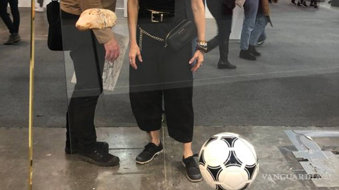 $!¿Avelína Lésper sí destruyó la obra de Rico?... publican fotos de la crítica poniendo una lata cerca de ella