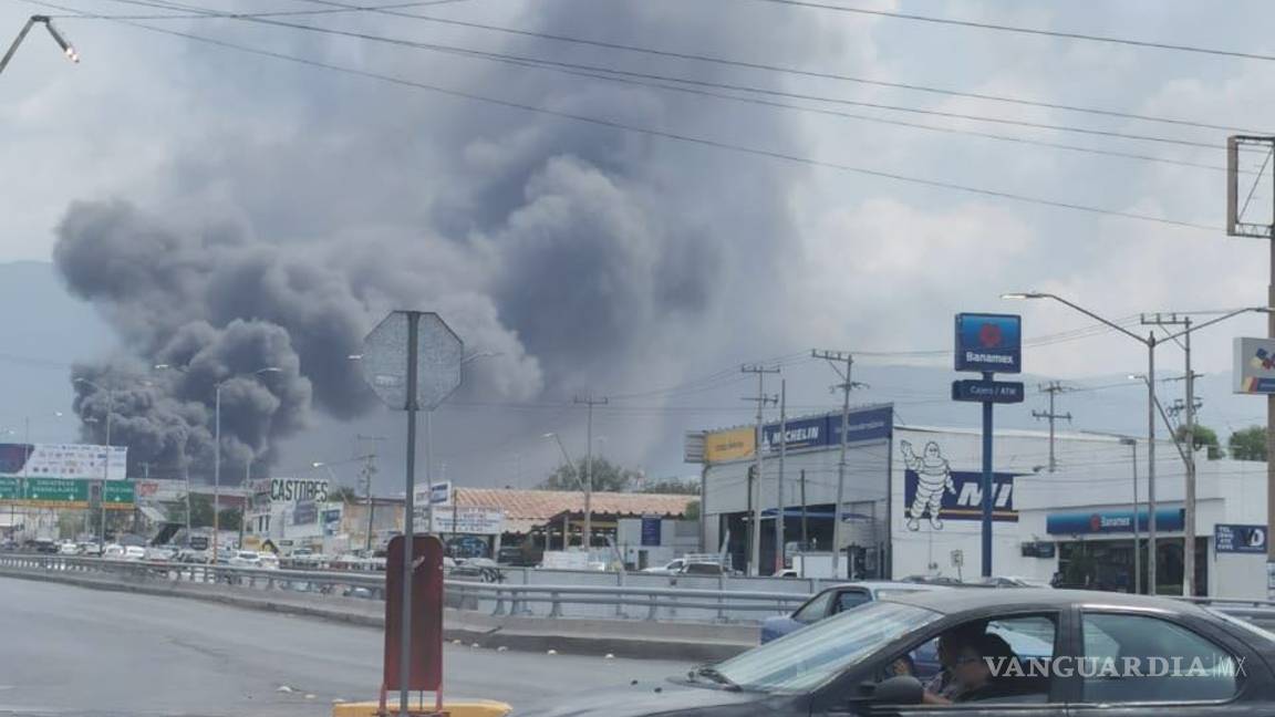 $!Fuerte incendio en bodega a la altura de la Central de Abastos alarma a Saltillo