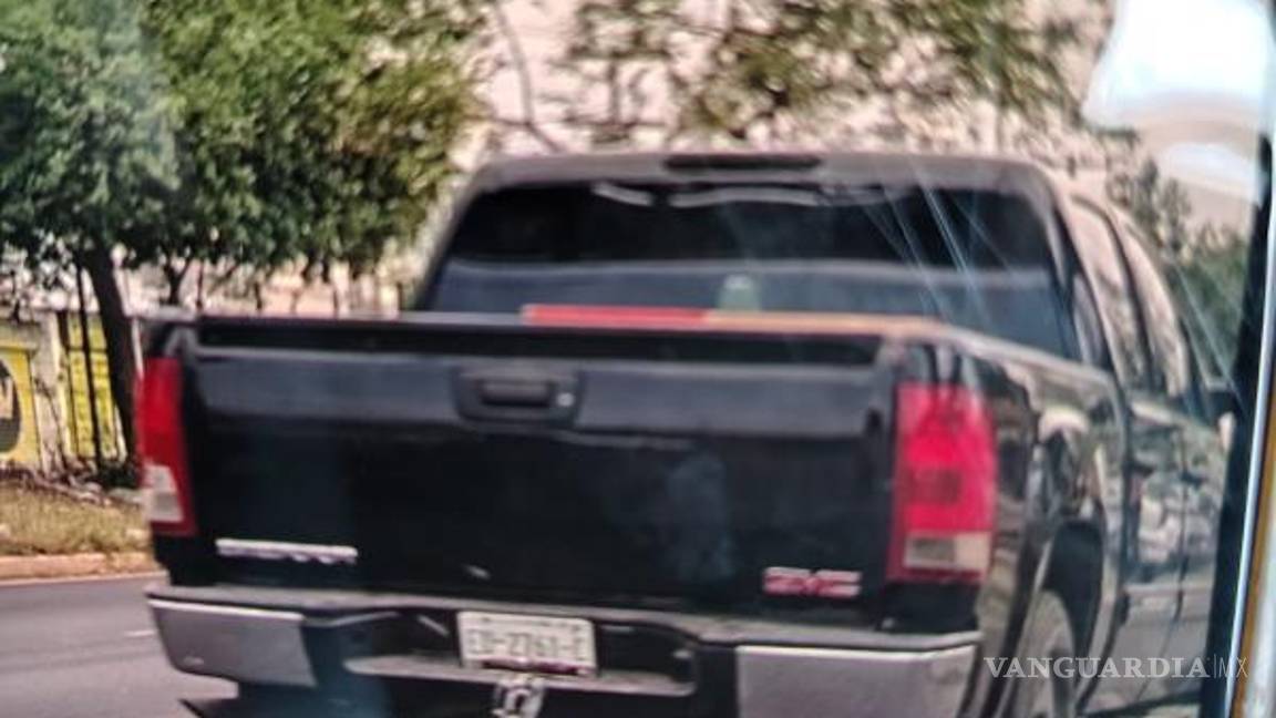 $!En la caja del vehículo se encontraron seis baterías automotrices y un alternador sin comprobante de procedencia.