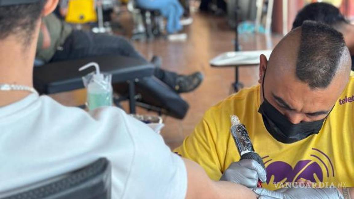 $!El lobby del Museo del Desierto fue el escenario donde los tatuadores y la comunidad se reunieron para una noble causa.