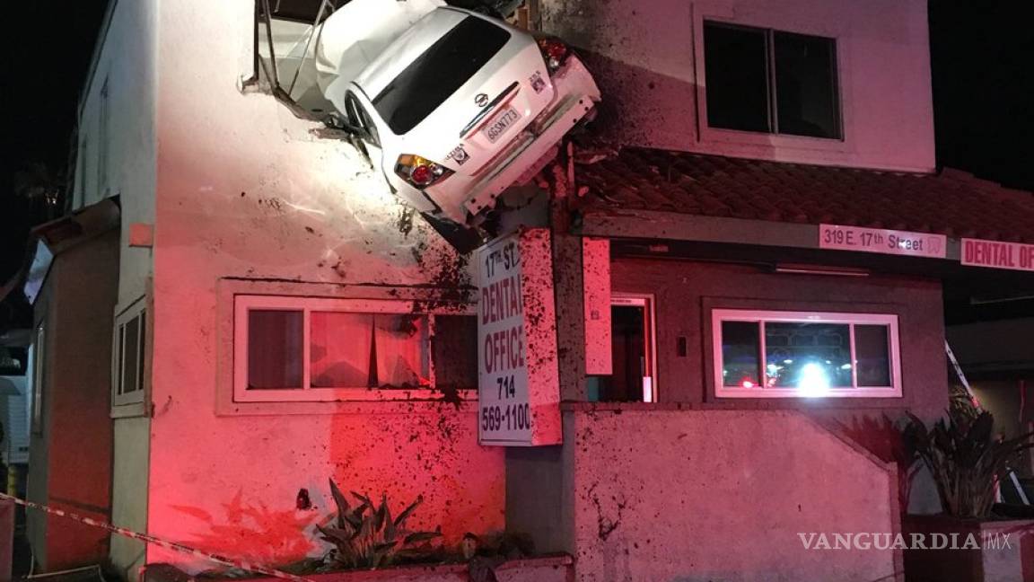 'Vuela' auto en California y se estrella contra una casa