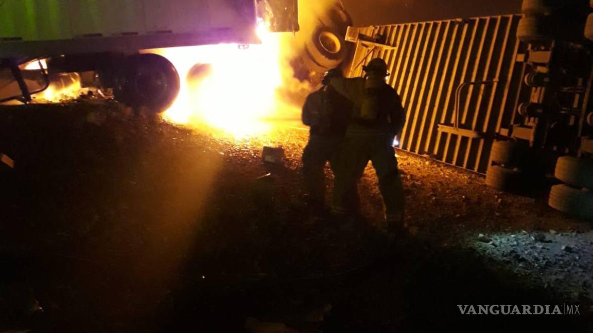 Choque de tráileres provoca impactante incendio en carretera Paila-Torreón; descubren a conductor calcinado (video)