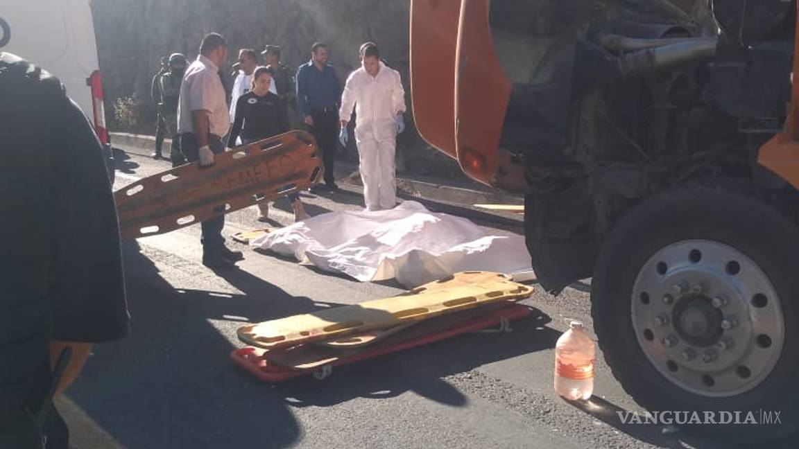 $!Seis muertos y 21 lesionados en choque de autobús y camión en la carretera Durango - Mazatlán