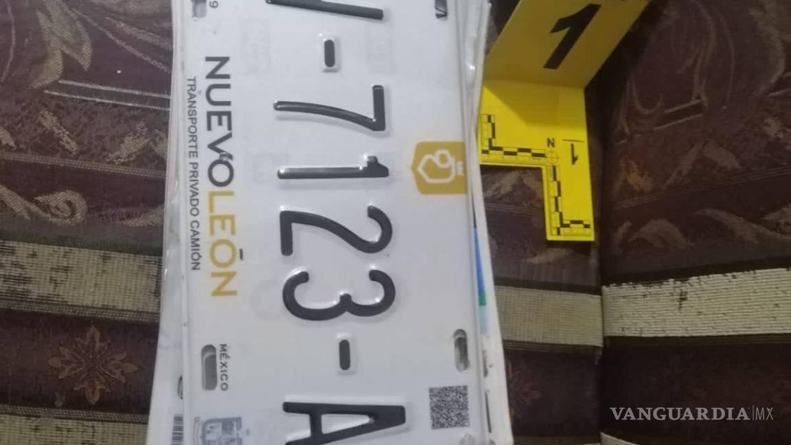 Hallan placas apócrifas de Coahuila tras cateo en Nuevo León