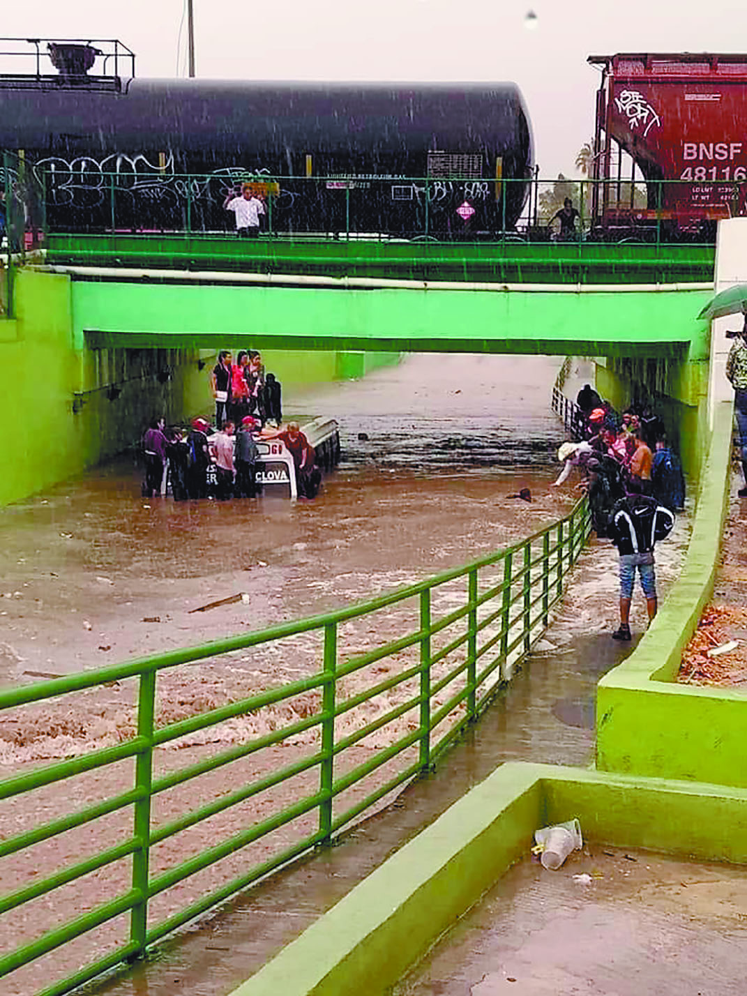 $!¡Salen nadando por sus vidas de camión inundado en Frontera Coahuila!