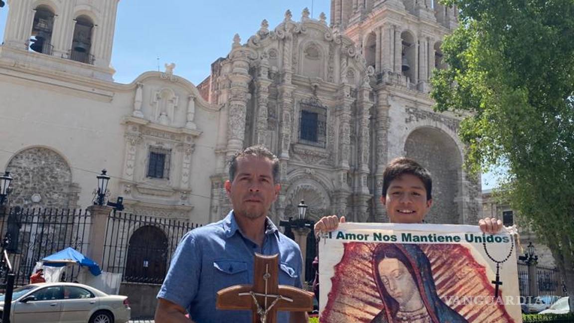 $!Celebran feligreses en Saltillo el Domingo de Ramos con templos cerrados