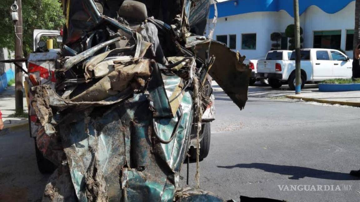 Hallan un “vocho” atorado en el drenaje pluvial de Monterrey