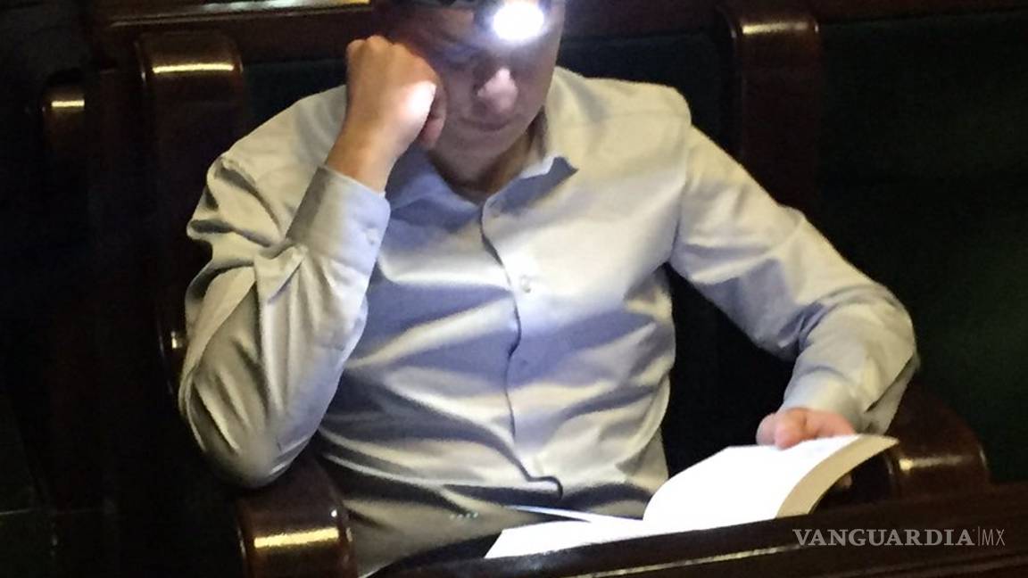 $!Oposición polaca ocupa Parlamento en protesta navideña