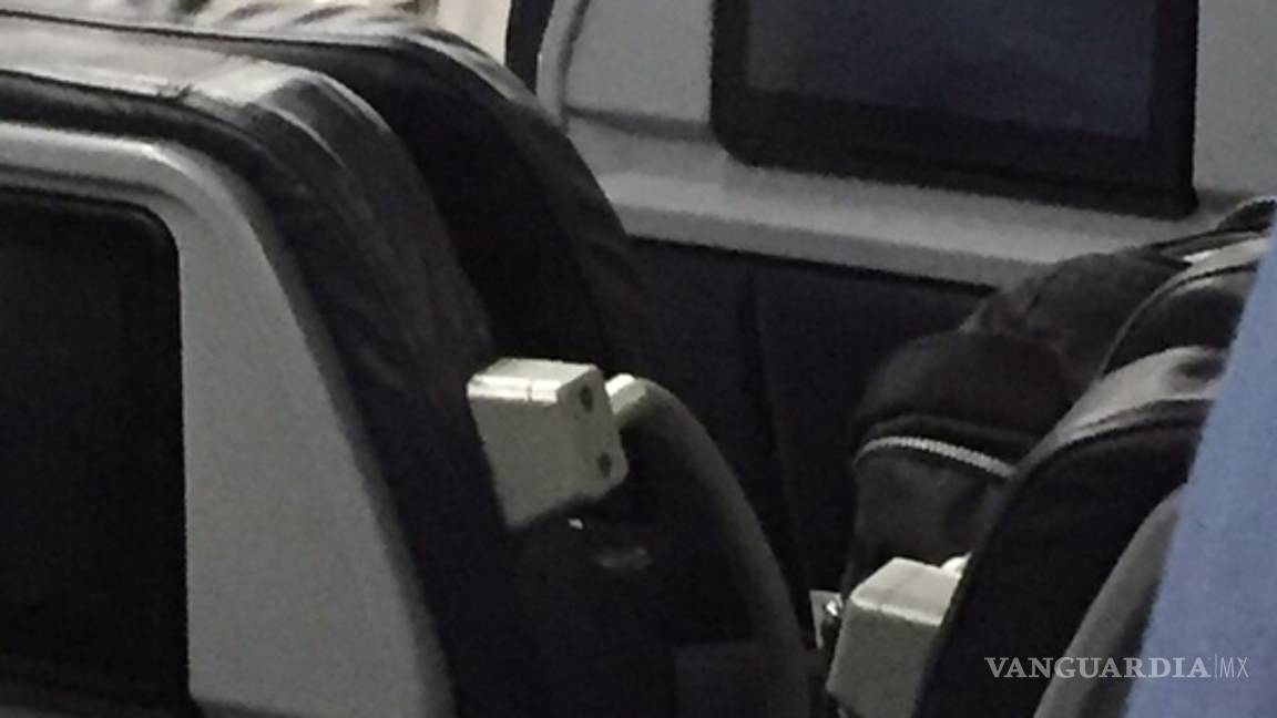 $!Eugenio Hernández es captado abordando un avión en Monterrey