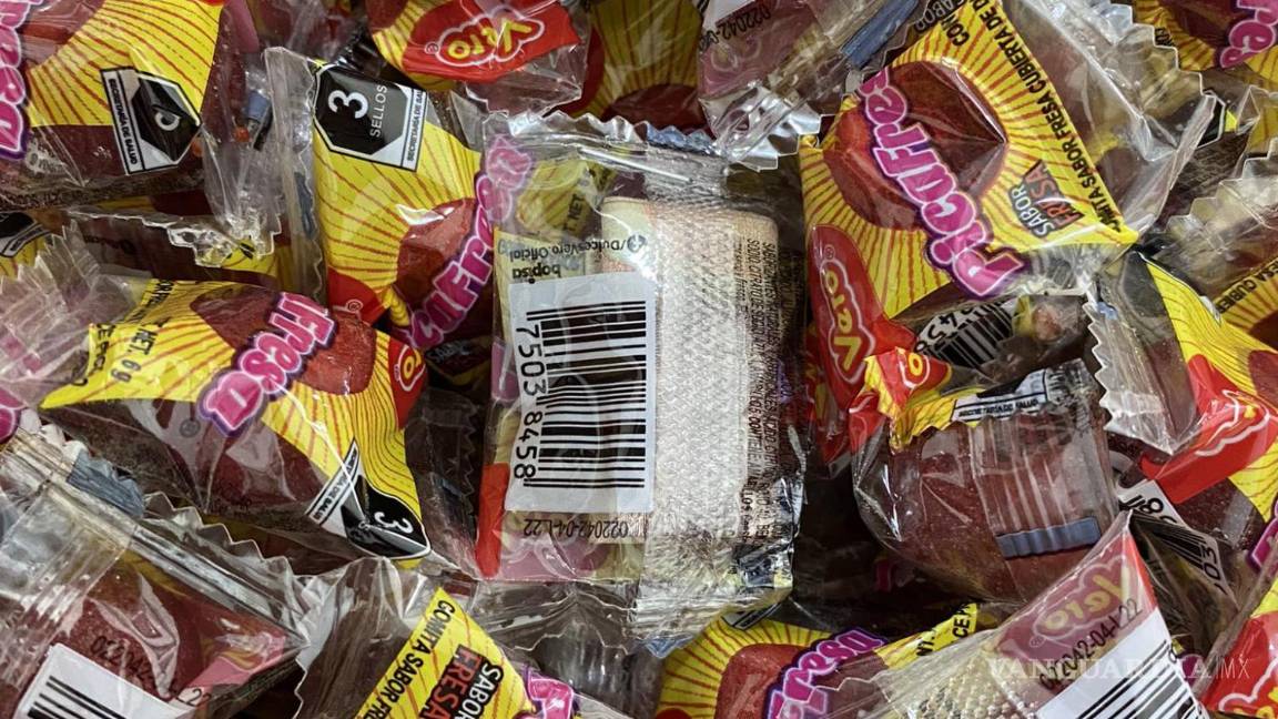 $!Antonio, un empleado de una farmacia, escondió billetes en las bolsas de golosinas para que los niños tuvieran la oportunidad de encontrar un premio inesperado.