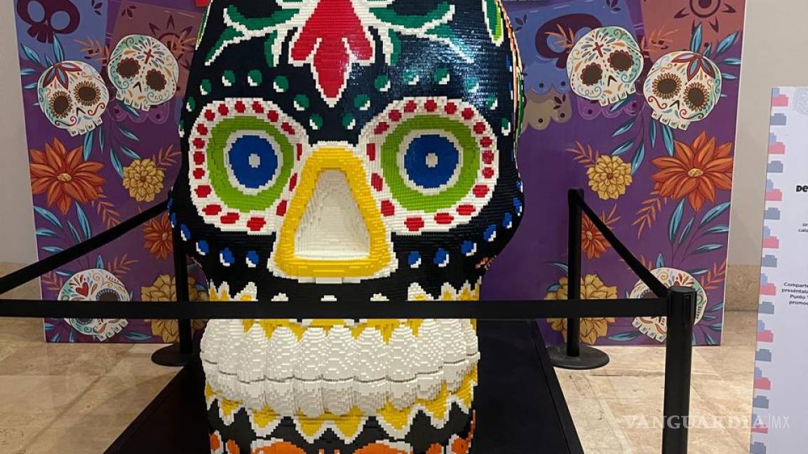 Exhiben calavera realizada con 108 mil bloques de LEGO, en Nuevo León