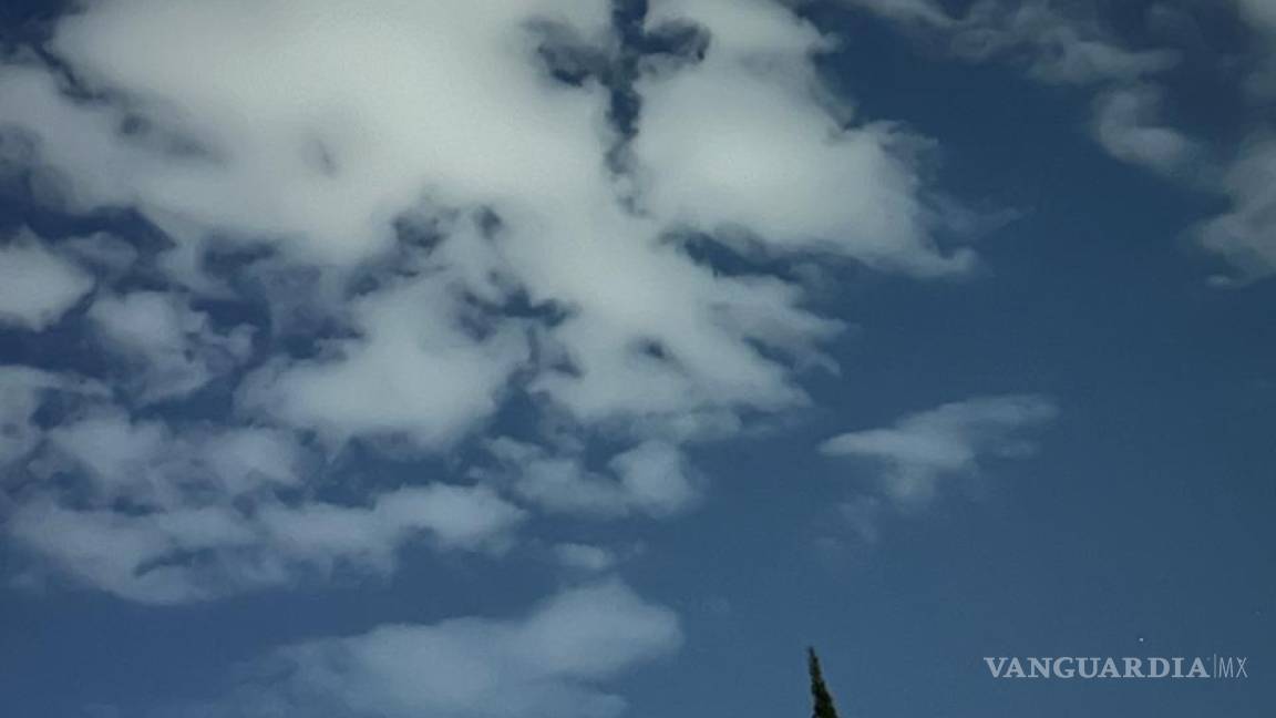 Sorprende forma de cruz en el cielo a feligreses de la parroquia de Fátima en Saltillo