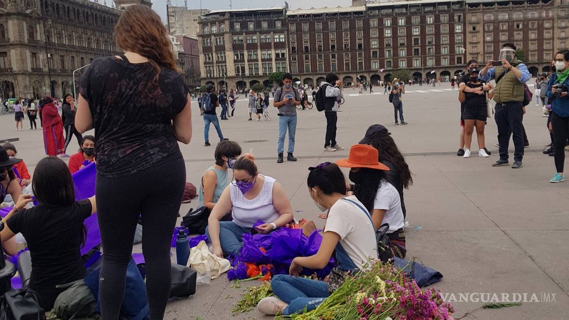 $!Ponen flores en la valla que protege Palacio Nacional