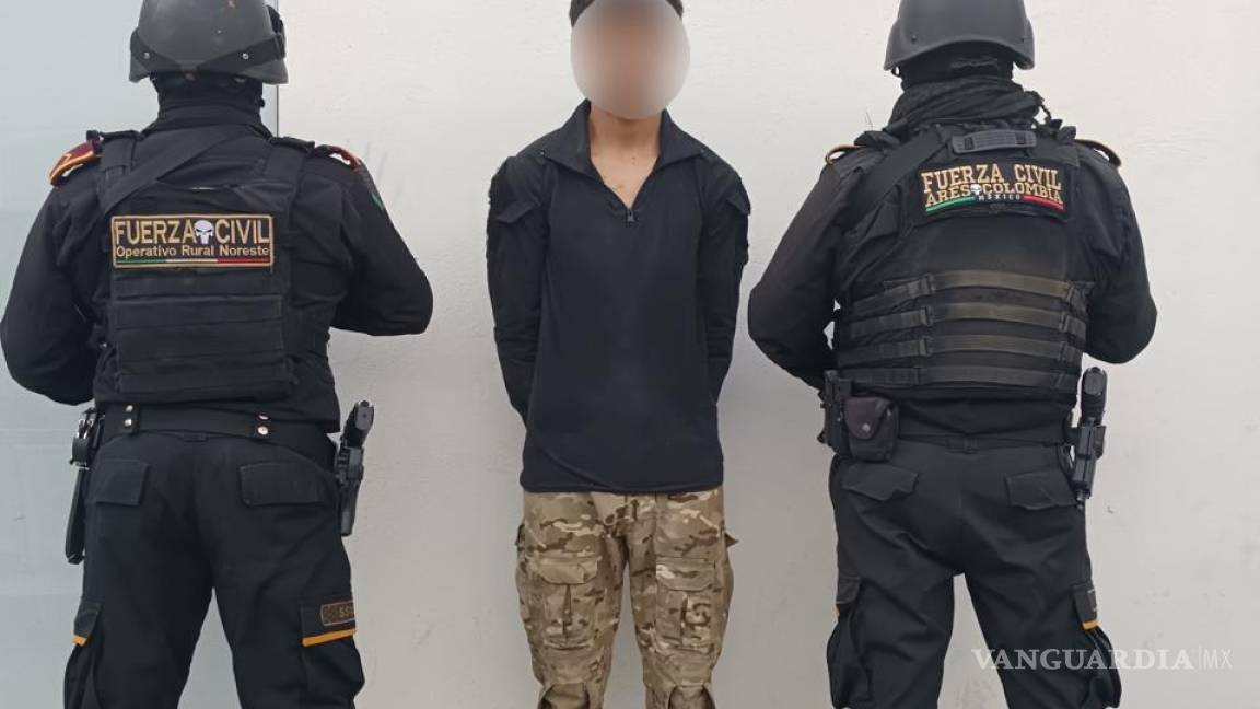 Detienen a joven de 16 años en posesión de un arma larga y sustancias ilegales, en Nuevo León