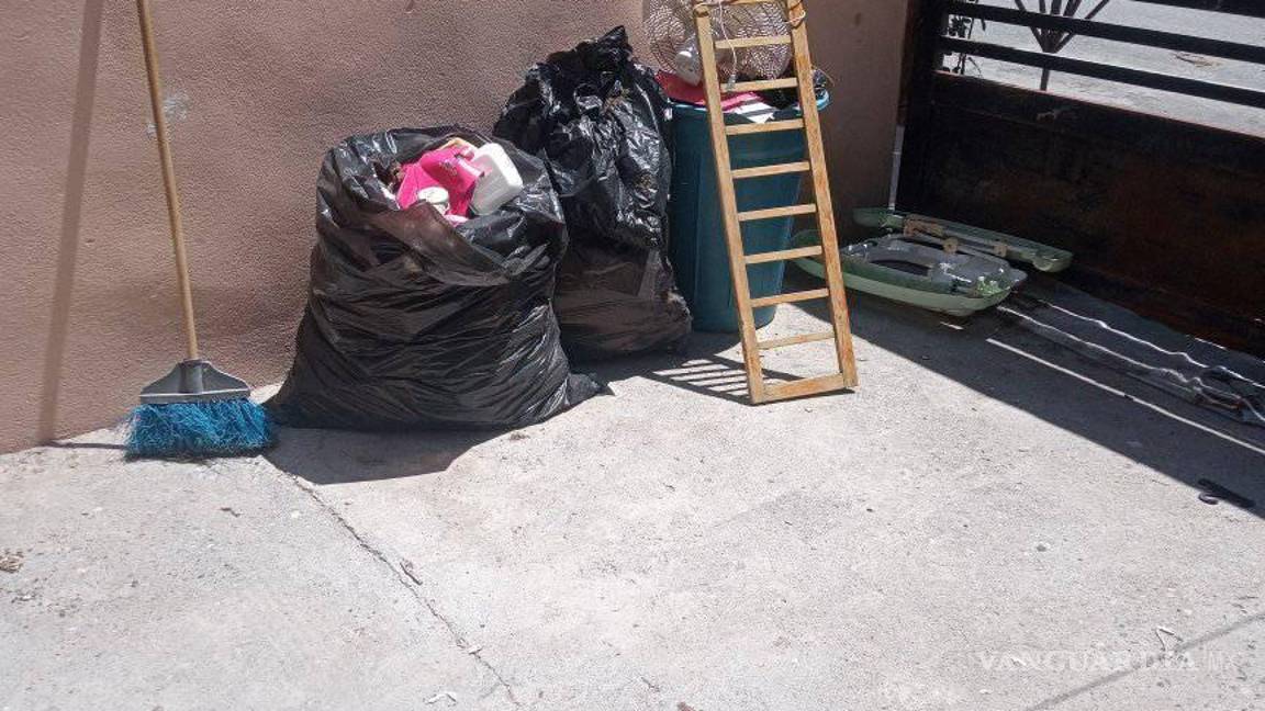 $!Varias bolsas de basura se acumularon en la cochera y patio.