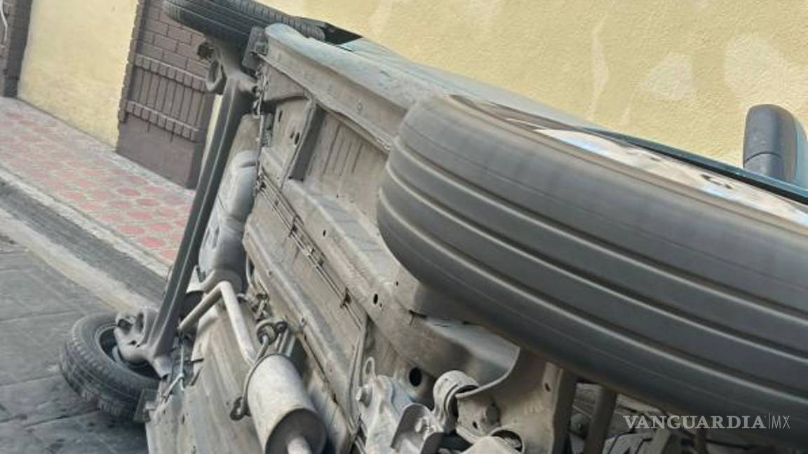 $!El Chevrolet Beat yacía volcado tras el impacto, mostrando los estragos del accidente en el centro de Saltillo.