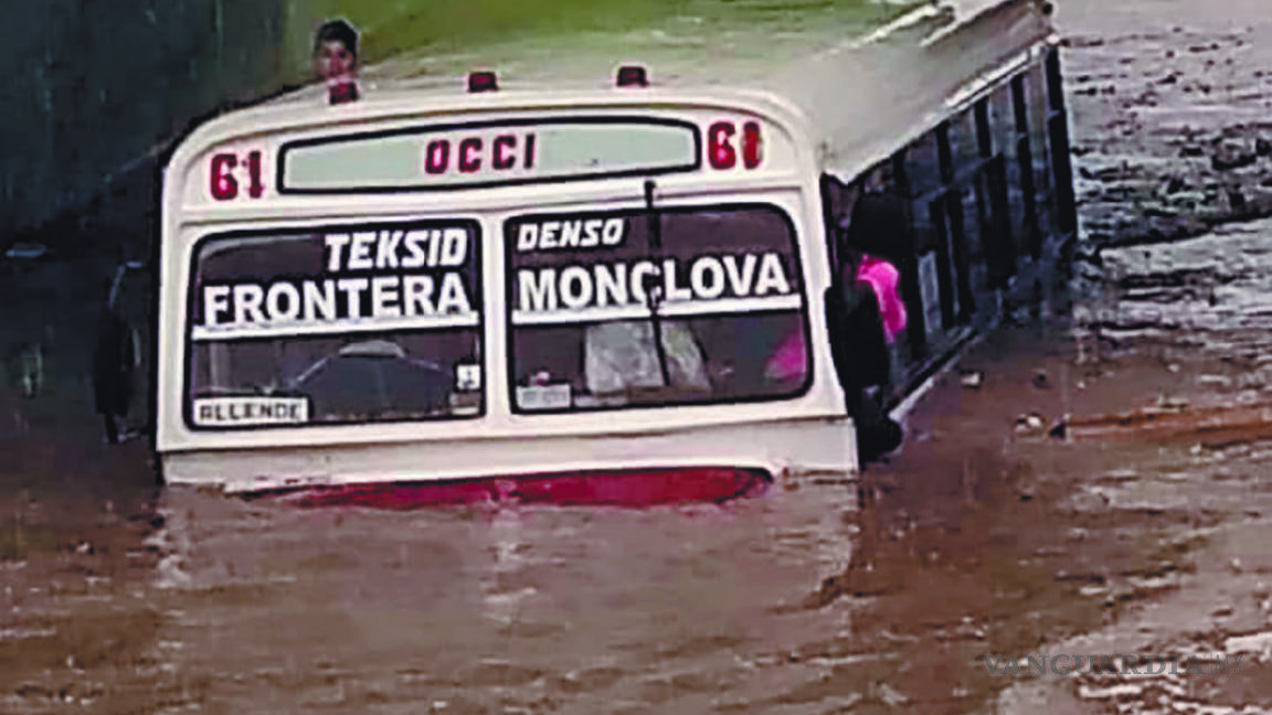 ¡Salen nadando por sus vidas de camión inundado en Frontera Coahuila!