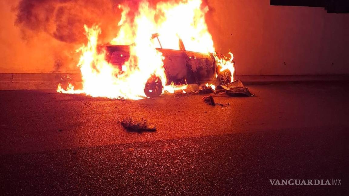 ¡Se salva de milagro! Le explota tanque de gas dentro de su auto luego de chocar, al sur de Saltillo