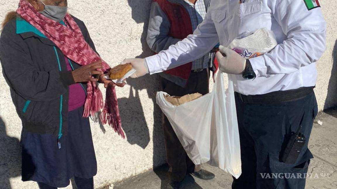 $!Abuelitos abarrotan bancos para cobrar pensión, hacen fila entre COVID-19 y bajas temperaturas