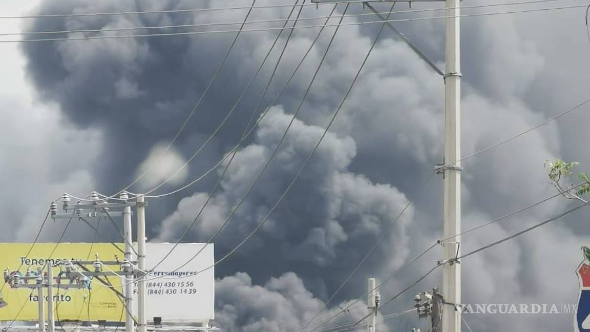 $!Fuerte incendio en bodega a la altura de la Central de Abastos alarma a Saltillo