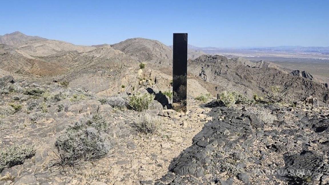 $!El monolito sobresale de las rocas en el pico de una montaña remota cerca de Las Vegas.