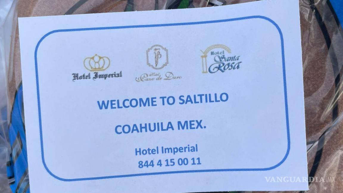 $!El empresario Héctor Horacio Dávila entrega un presente de bienvenida a los turistas canadienses en su paso por Saltillo, resaltando la hospitalidad de la región.