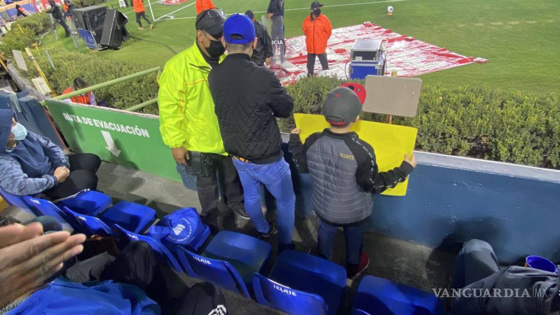 ¡Indignante! Seguridad del estadio de Tigres habrían quitado cartel a niño que pedía foto a Gignac