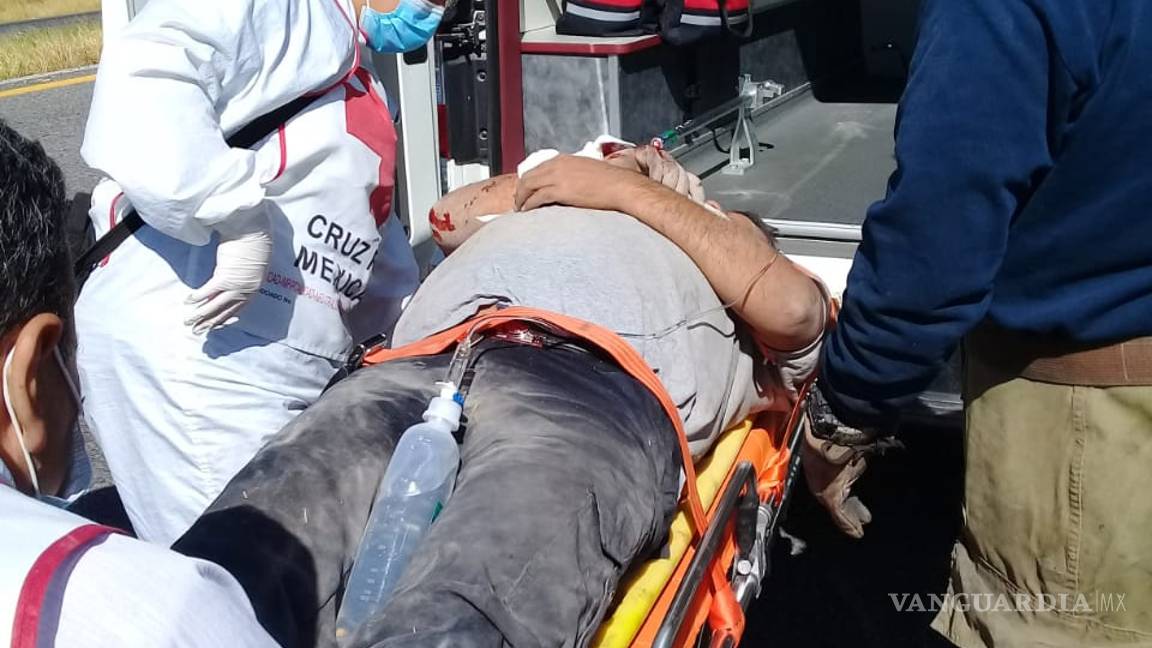 $!Dormita y vuelca camión en la carretera 57