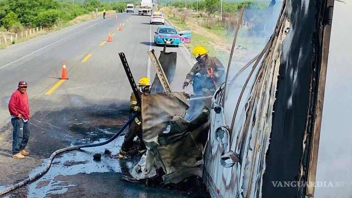 $!Las llamas envolvieron la unidad pesada hasta dejarla completamente destruida.