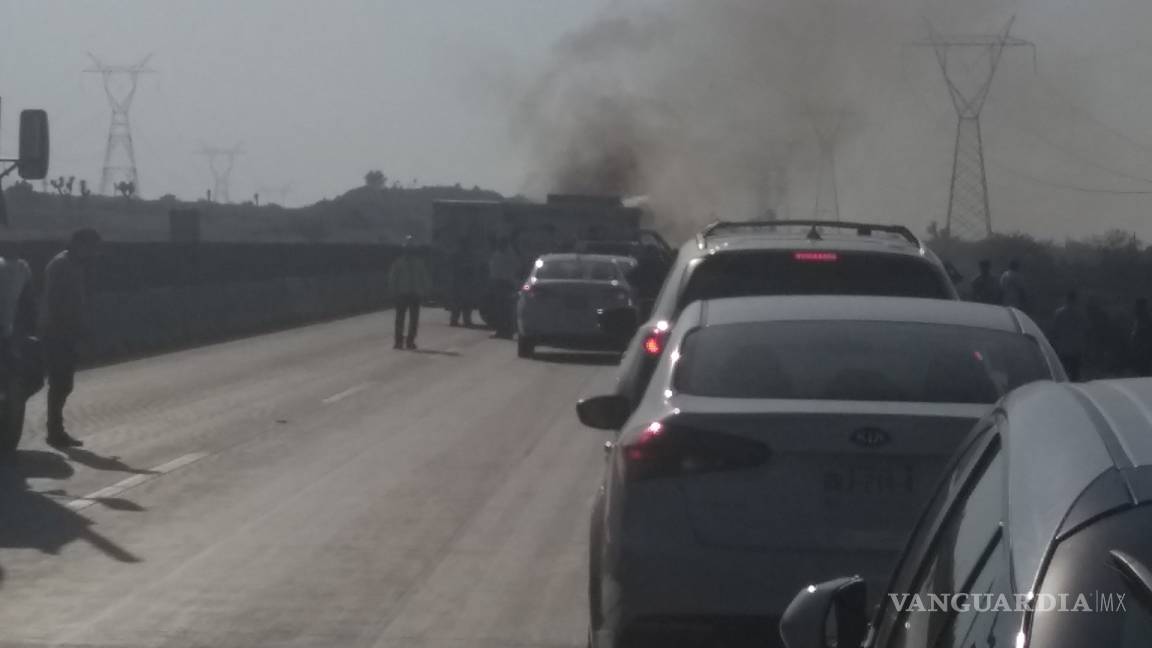 Incendio de camión paraliza la Autopista Monterrey-Saltillo