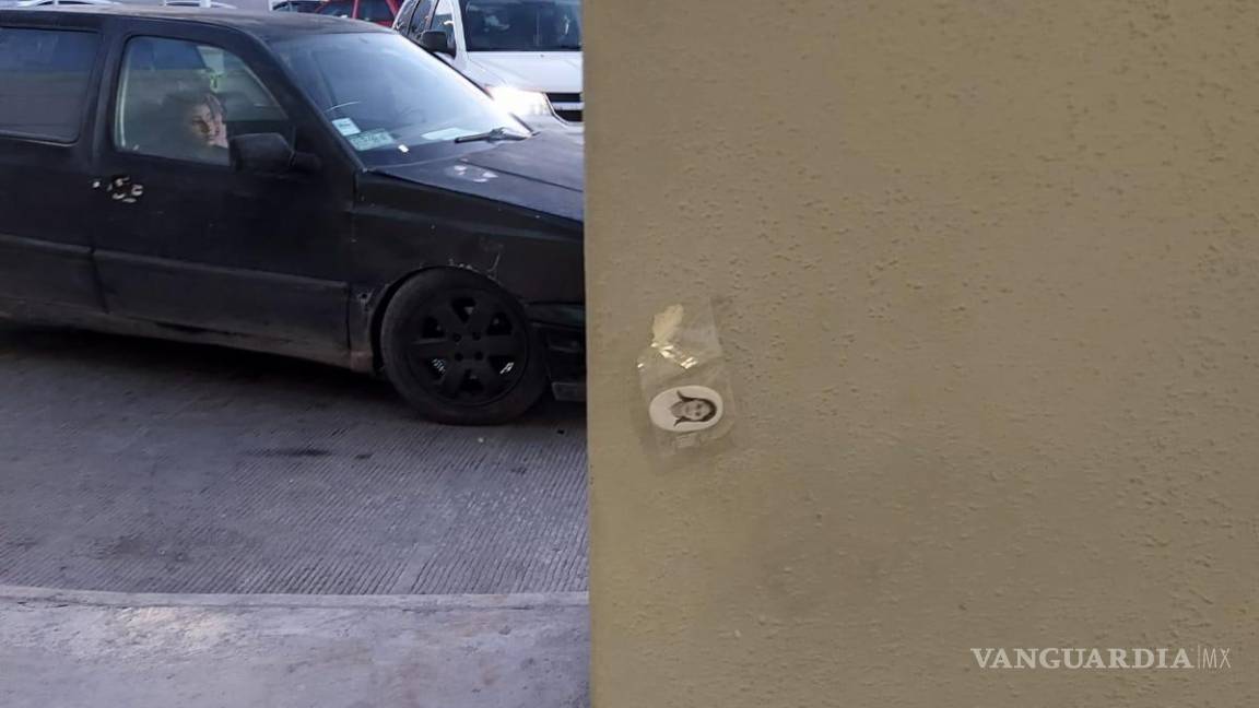 $!Algunos paseantes se detuvieron a ver las fotos, esperando a ver si alguien se acercaba.