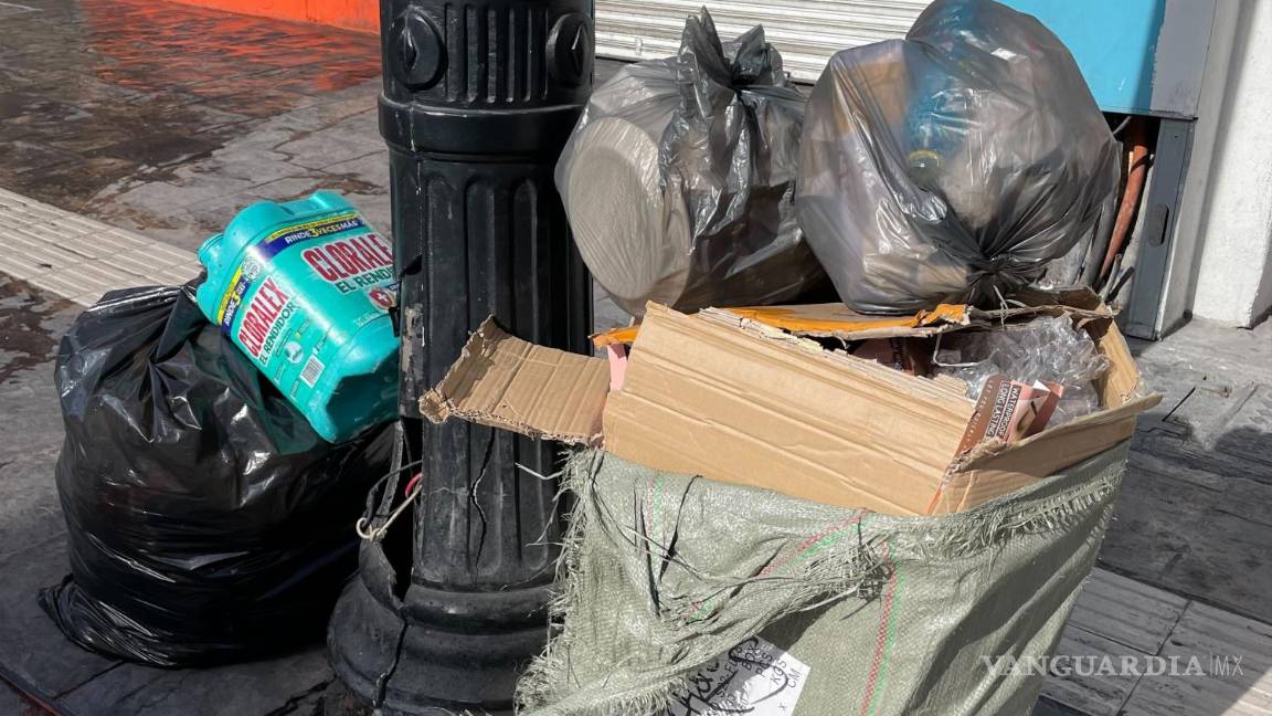 $!La basura invadió las calles de la zona centro de Saltillo.
