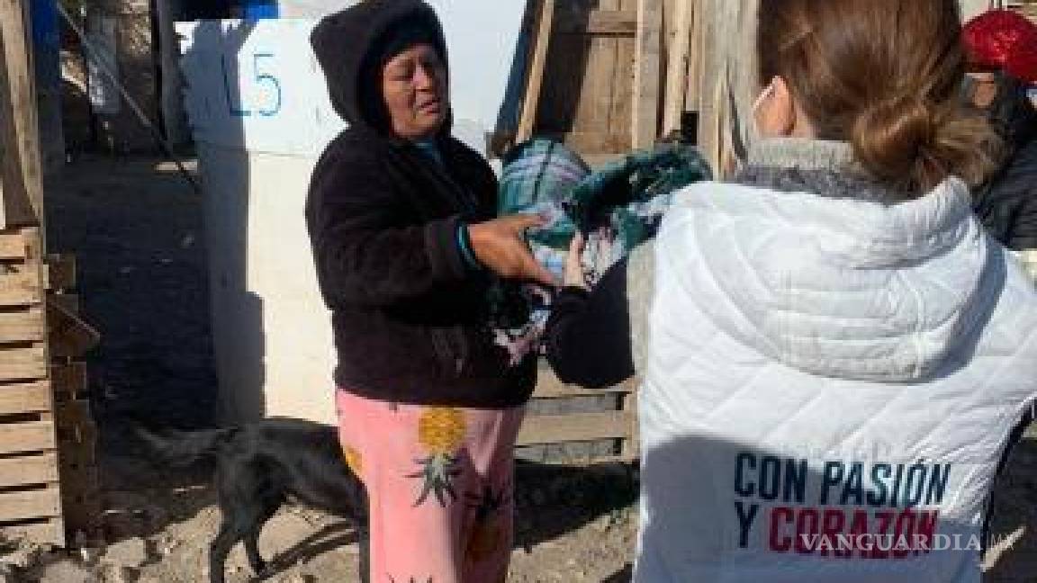 Entrega diputada de Saltillo, María Bárbara Cepeda, alimentos y cobijas a familias vulnerables