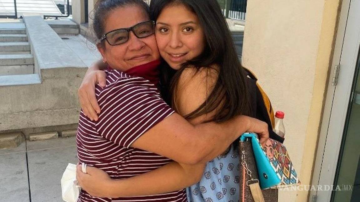 $!Fotografía cedida por el Departamento de la Policía de Clermont en Florida donde aparece Angélica Vences-Salgado (i) mientras abraza a su hija Jacqueline Hernández (d) durante su reencuentro tras 14 años de separación debido a que fue secuestrada por su padre. EFE/Policía de Clermont