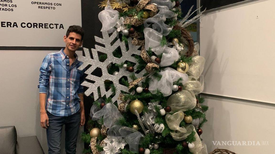 El arte y negocio de decorar pinos de Navidad persiste en Saltillo