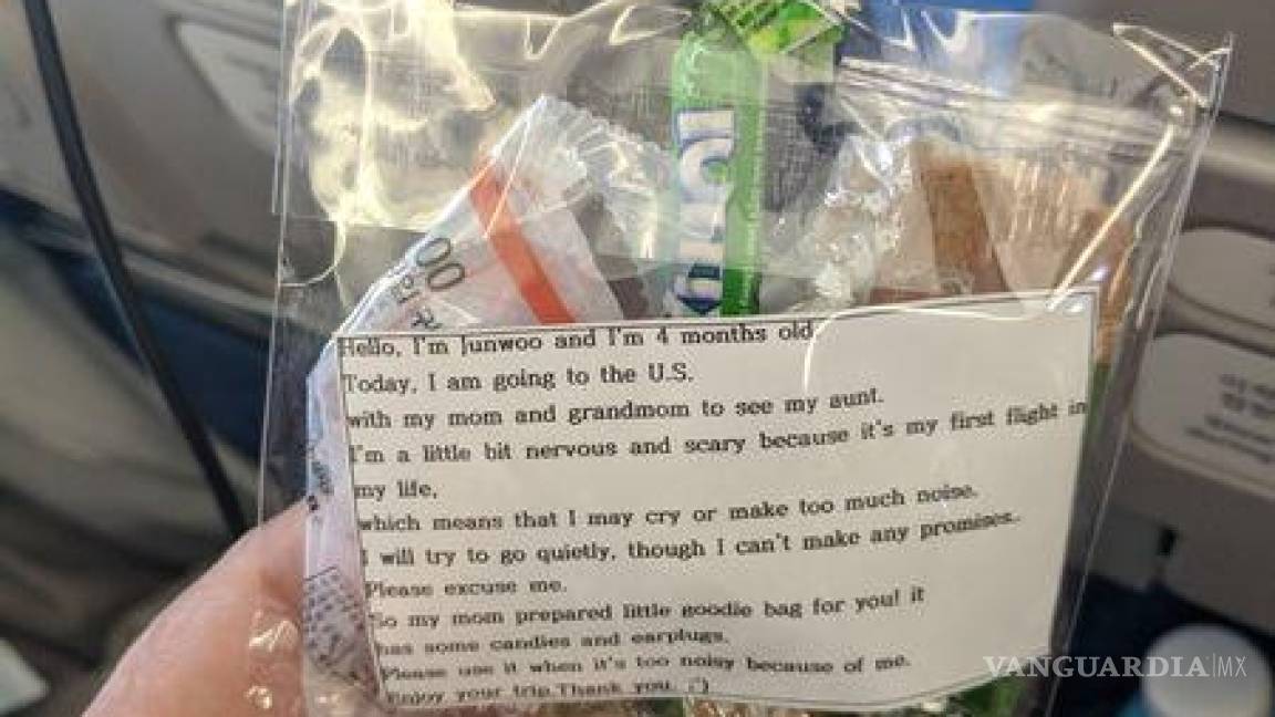Esta mujer entregó bolsitas con dulces durante un vuelo a todos los pasajeros, ¿por qué lo hizo?