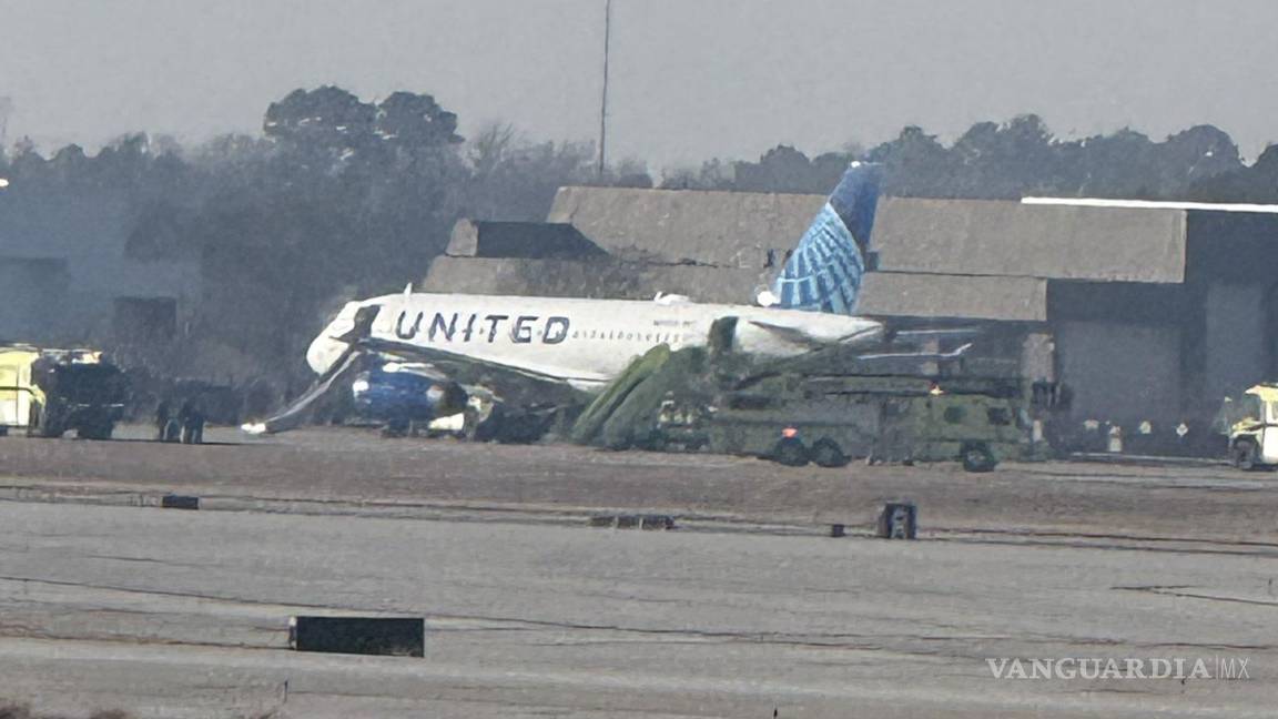 ‘¡Por favor, sáquennos de aquí!’: evacúan vuelo de Houston a Nueva York tras incendiarse ala del avión durante despegue