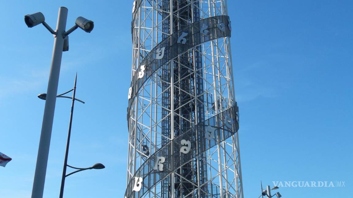 $!Una torre con el alfabeto georgiano. EFE/Misha Vignanski
