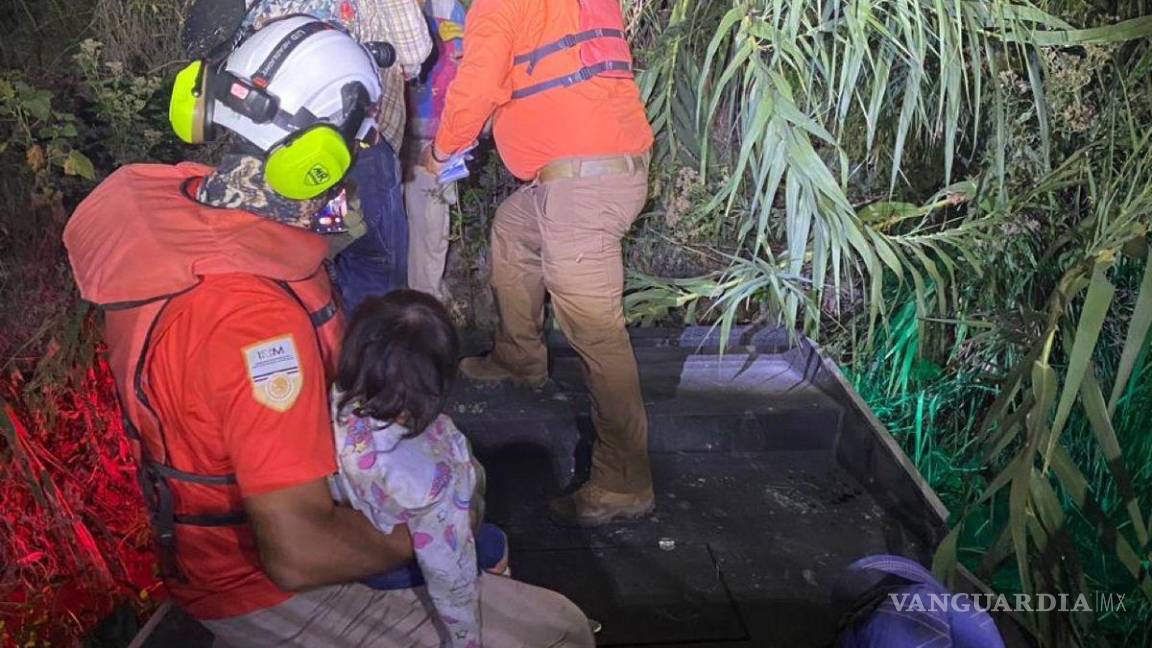 $!Los rescatistas del INM usaron un aerobote para acceder a la zona y auxiliar a los cinco integrantes, todos en buen estado de salud.