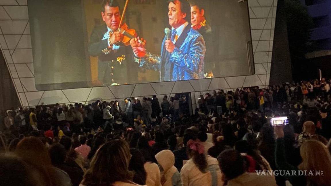 ‘Enloquecen’ fans por concierto de Juan Gabriel en la Cineteca