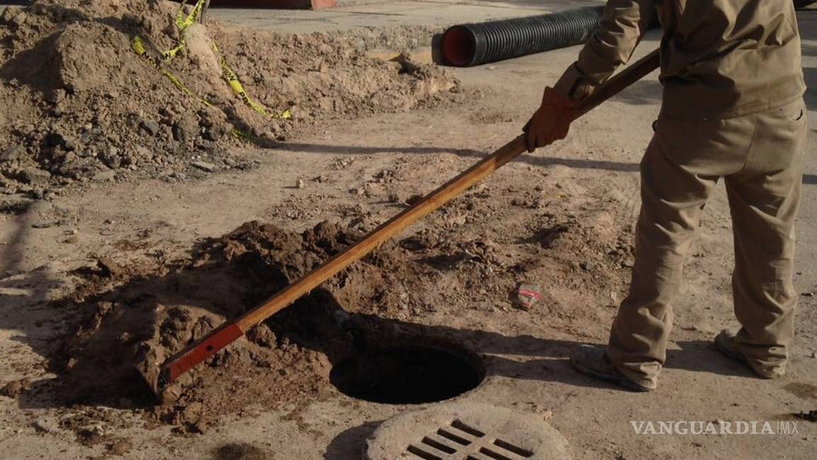 $!Limpian redes de drenaje en colonias de Torreón