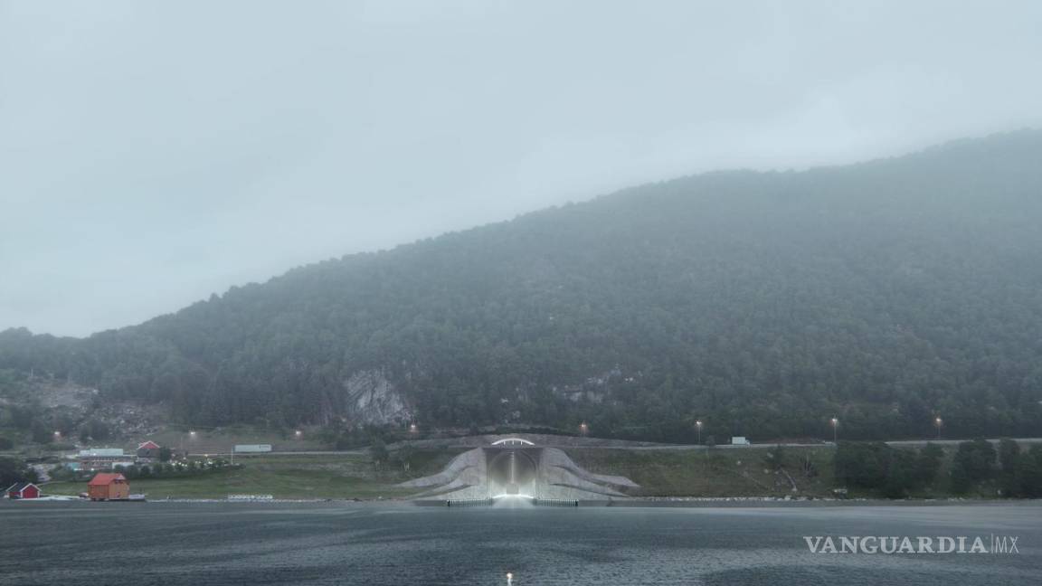 $!Barco carguero aproximándose al túnel de Stad.