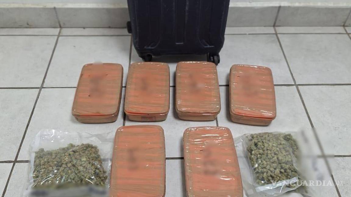 $!Los nueve paquetes encontrados en la maleta eran cuidadosamente envueltos y contenían tanto cristal sintético como mariguana.