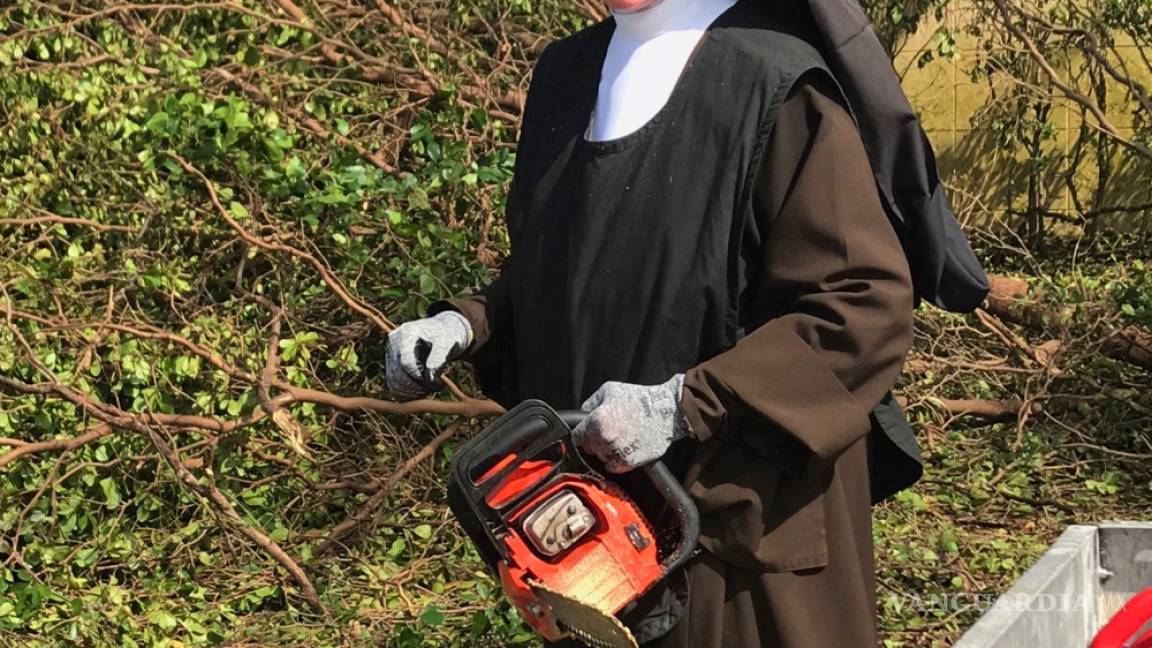 Con motosierra en mano monja retira árboles de las calles en Miami, se hace viral