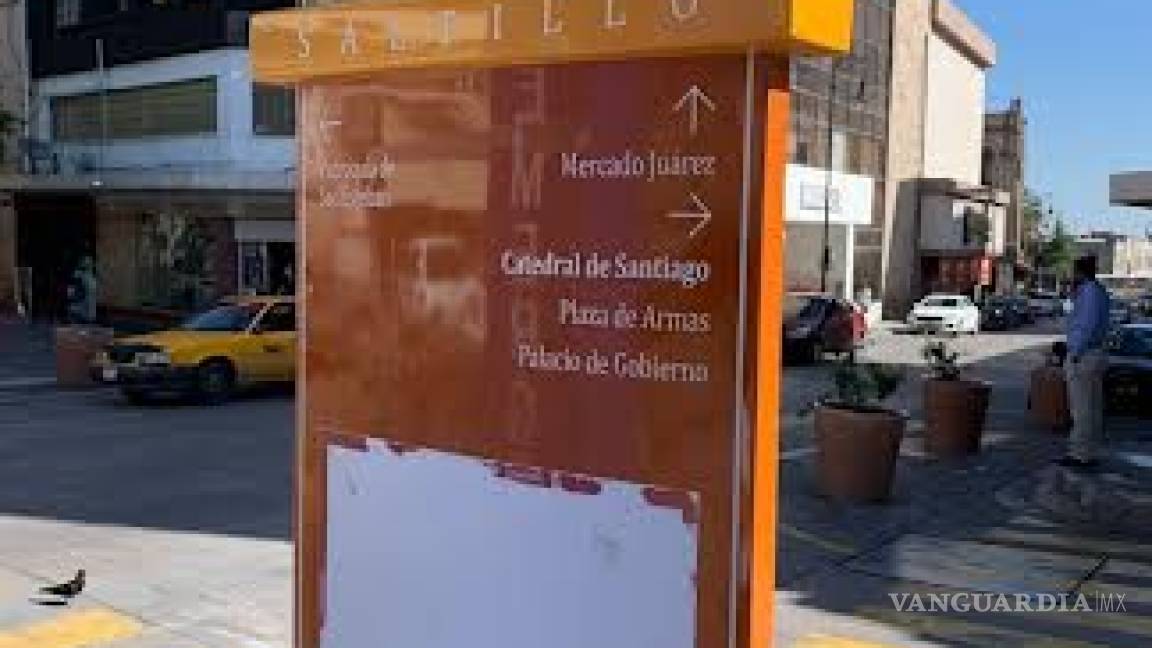 Sin señalización para turistas en Saltillo, los tapizan de anuncios y grafitean