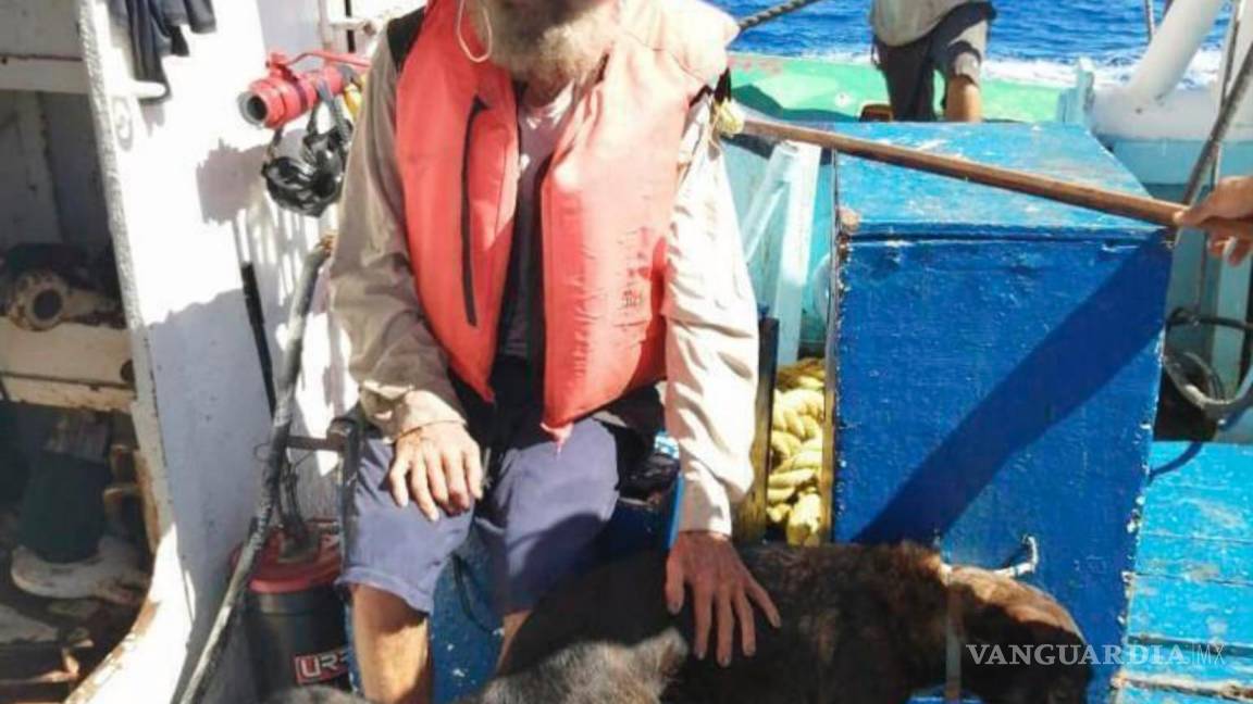 $!Tim Shaddock permanece sentado con su perra Bella tras ser rescatado por un buque atunero mexicano en aguas internacionales del Pacífico.