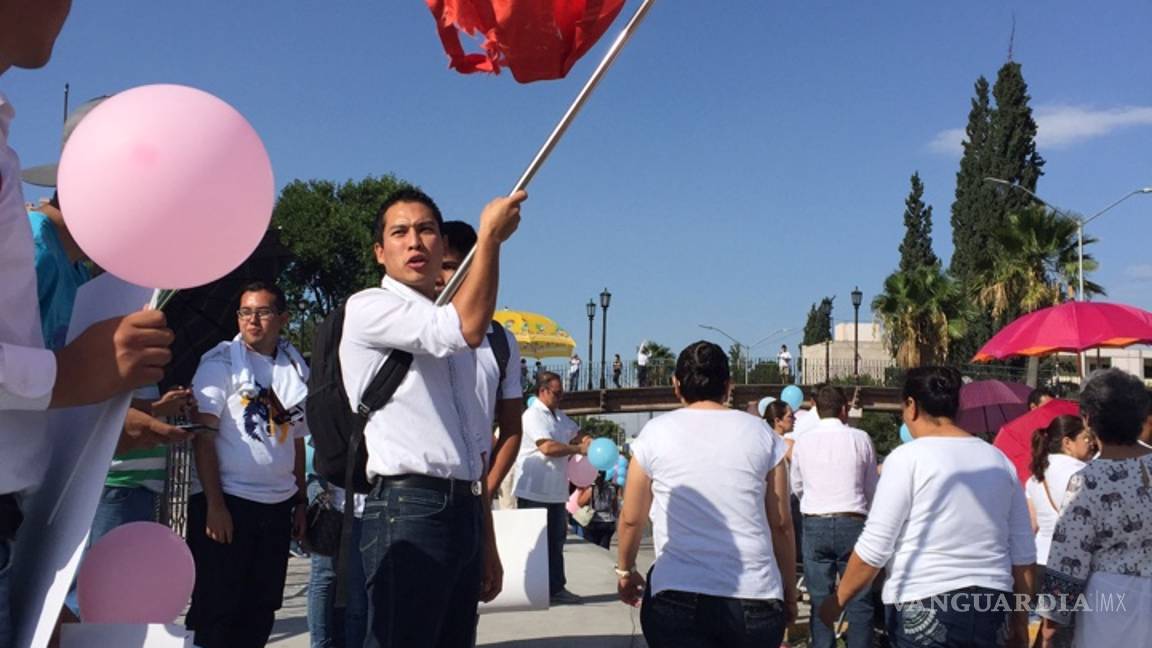 $!Marchan en Saltillo a favor de la familia