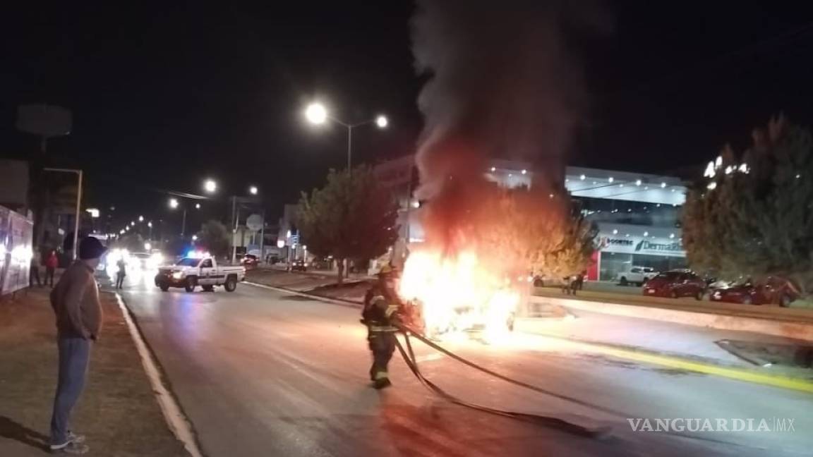 Se incendia vehículo en bulevar por falla mecánica en Saltillo