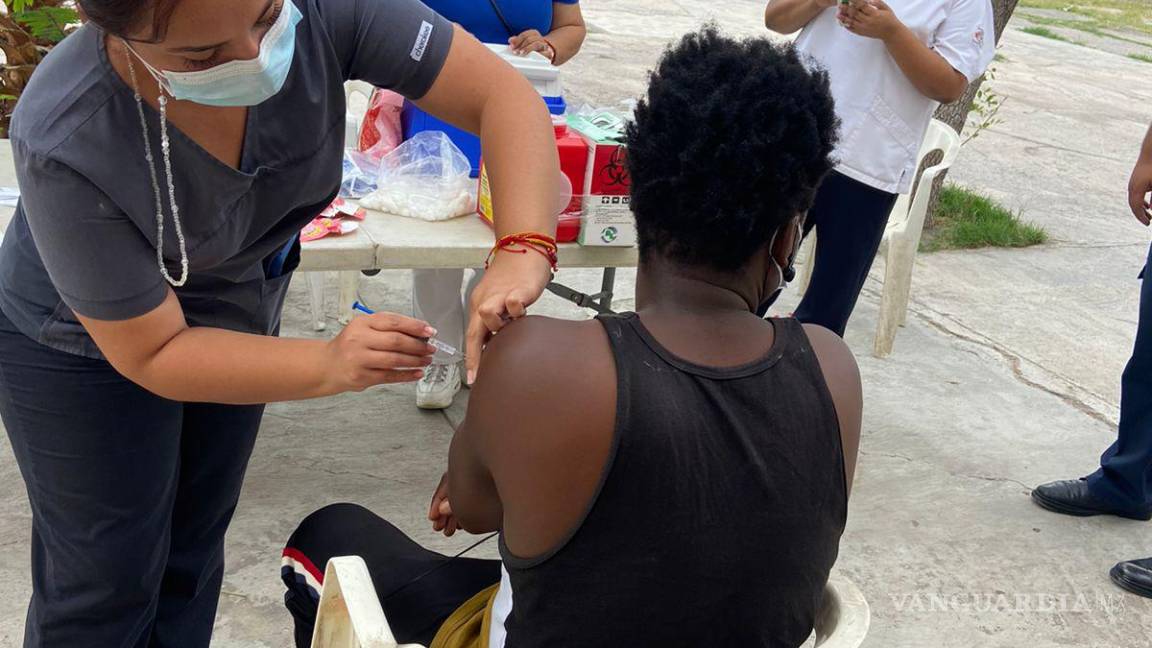 Secretaría de Salud vacuna a niños y adultos migrantes haitianos albergados en Frontera