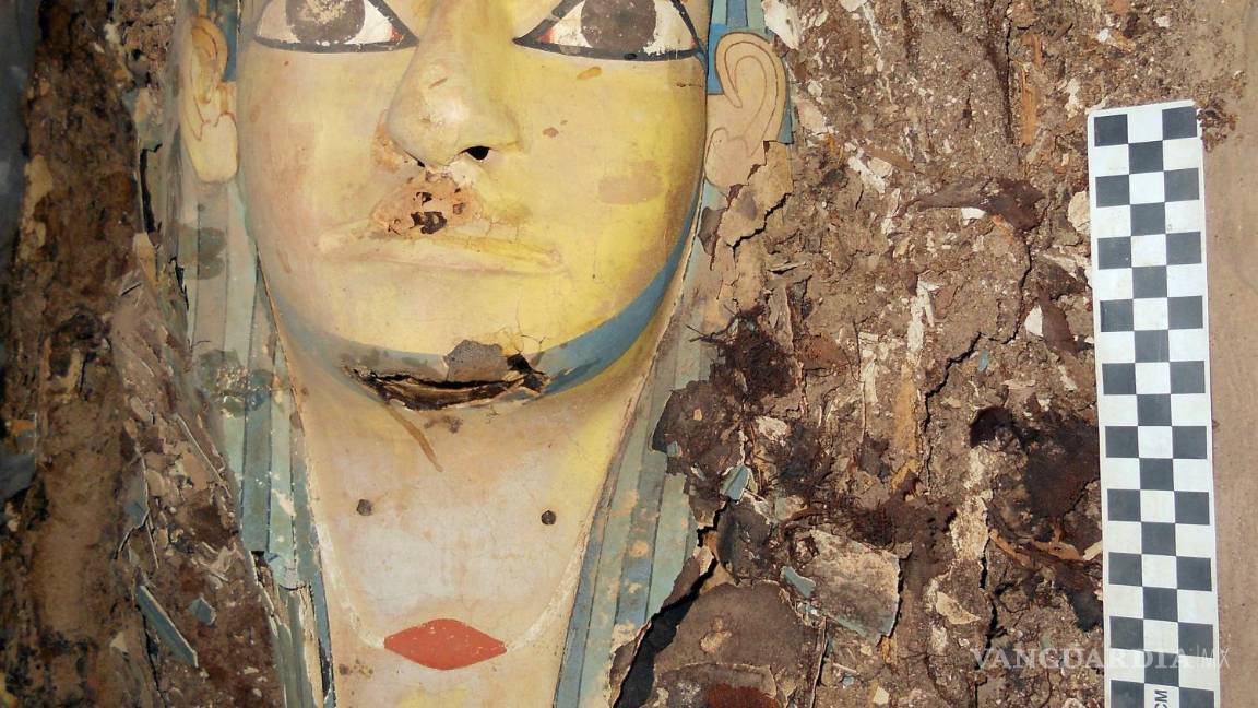 $!Uno de los sarcófagos de la cámara funeraria intacta con nueve momias en la tumba del gobernador Haqaib III, que data del Imperio Medio (2050-1750 a.C.), en la ciudad de Asuán, en el sur de Egipto. EFE